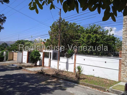 En Venta Mp Casa Tipo Chalet Para Actualizar, En Calle Cerrada De Colinas De Guataparo, Con Porton De Acceso Al Urbanismo. La Casa Cuenta Con 4 Habitaciones, 4 Banos, Cocina En Mamposteria A Remo - Imagen 3