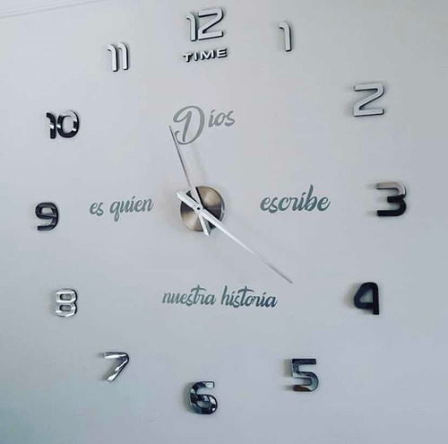 Reloj  De Pared 3d Tamaño Mini Con Frase Color Plateado