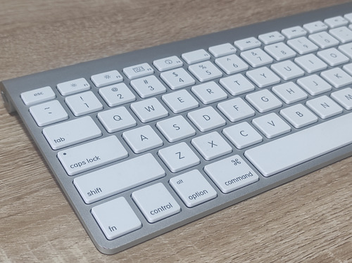 Teclado Apple Magic Keyboard 1 (baterias Doble A)