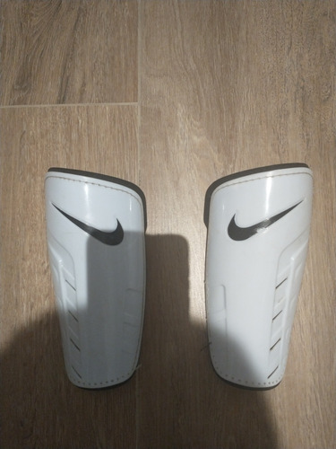 Canilleras Nike Mercurial 