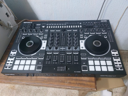 Controlador Dj Roland Dj-808 Negro De 4 Canales Caja Abierta