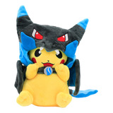 Peluche Pikachu Disfrazado Charizard X Azul - 21cm - Premium