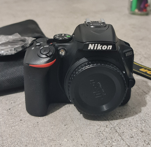Excelente Nikon D5600 + 2 Objetiv 18-55 Y 70-300 + 2 Bater