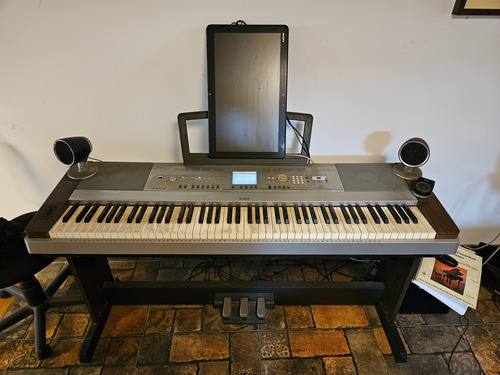 Piano Yamaha Dgx-640 Com Apoiador E Pedais E Banco