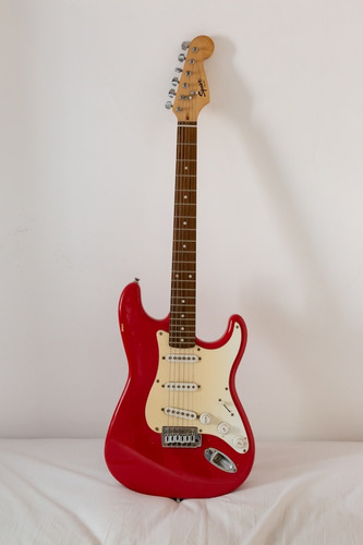 Guitarra Eléctrica Squier Stratocaster Usada