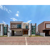 Casa En Venta En Metepec Con 5 Habitaciones, Sótano Y Roof Garden