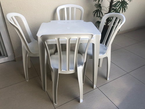 Conjunto De Mesas E Cadeiras De Plástico  150 Kls