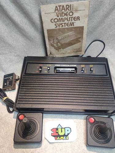 Atari 2600 Com Dois Controles, Caixa, Manual E 33 Jogos. 