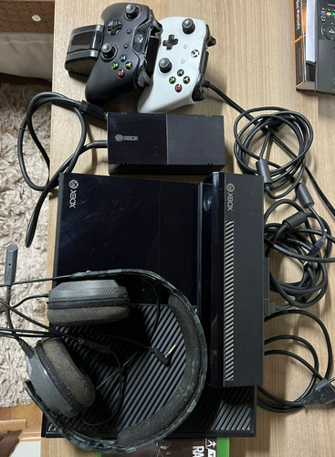 Microsoft Xbox One + Kinect 500gb Standard Cor  Preto + Headset + 1 Controle + Carregador De Controle + Cabos Completo + 11 Jogos