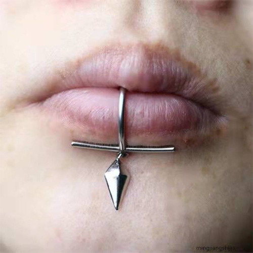 Perforación Para Labios Falsos Tipo Labret, Sin Piercing