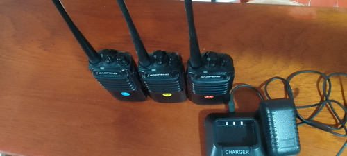Tres Handys Baofeng De Uhf 5 W Hermanados Con Su Cargador. 