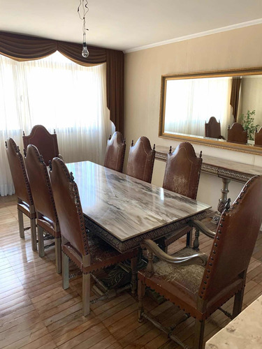 Sala De Jantar Antigo Com Mesa Mármore  E Cadeiras Em Couro