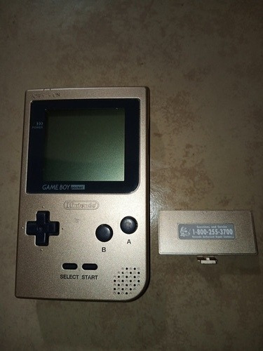 Gameboy Pocket Dorado Con Tapa De Baterias En Buen Estado 