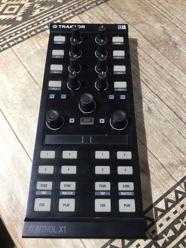 Controlador Native Instruments Traktor X1 Mk2