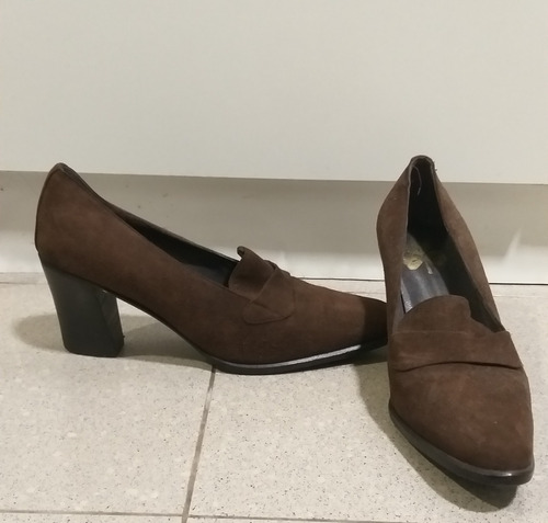 Zapatos De Color Marrón, Con Taco Y Punta En V - Talle 37