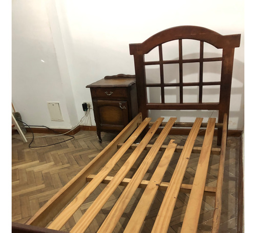 Cama De Una Plaza De Algarrobo En Excelente Estado