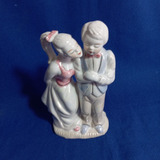 Estatueta Casal De Namorados Em Porcelana Antigos 