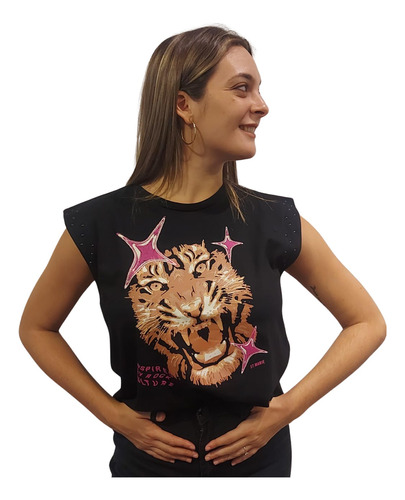 Remera Land Negra Con Estampa De Tigre Y Tachas. St Marie.