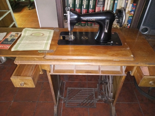 Antigua Máquina De Coser Necchi ( No Envio)