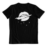 Polera Negra Dtf Algodon Blond Mujer Enrolar Labios Arte 