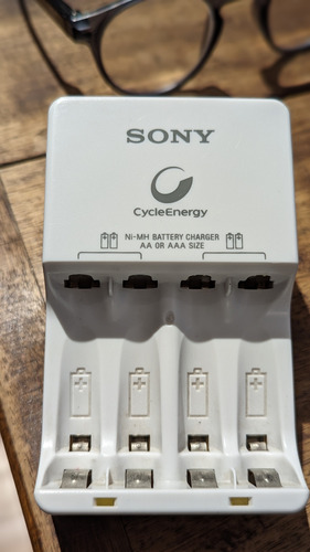 Cargador De Pilas Sony Cycleenergy Bcg-34hh/ar