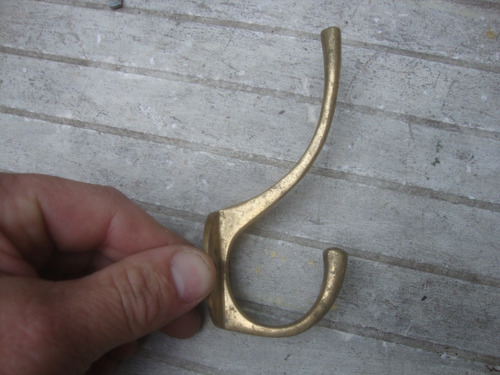 Antigua Percha De Bronce 2,8 X 5,6 X 11,7 Alto - 100 Grs.