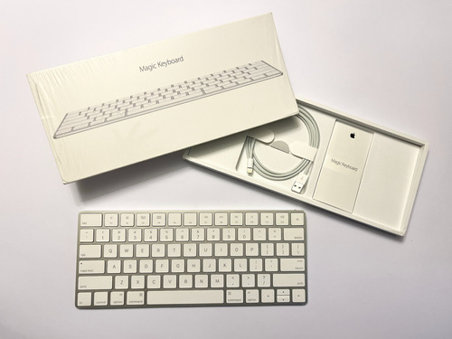 Teclado Bluetooth Apple Magic Inglés Color Plata Y Blanco