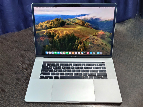 Macbook Pro 2018  Retina 15.6   Corei 7, 16gb Ram, 256gb