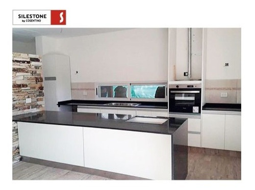 Mesada Silestone Linea Stellar Rojo Negro Blanco