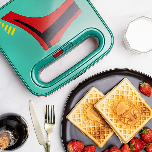 Wafflera Uncanny Brands Star Wars Boba Fett 2 Waffles 120v 750 Watts