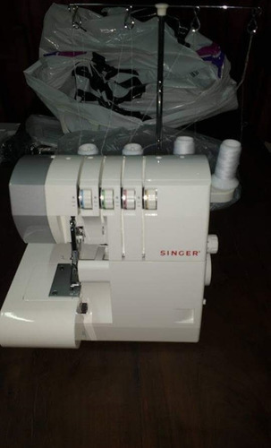 Máquina Overlock Singer Familiar 