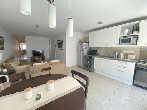 Venta De Apartamento 2 Dormitorios, 2 Baños. A 1 Cuadra De La Rambla. Pocitos!