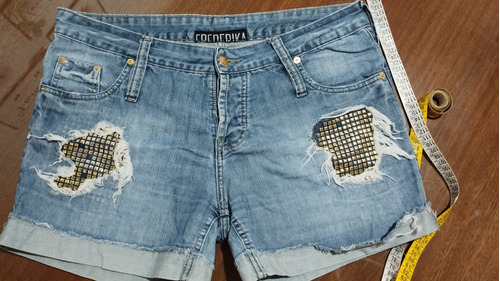 Short De Jeans Con Detalles En Tachas