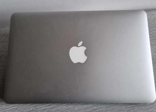 Apple Macbook Air A1465 11.6  ( Laptop -silver )