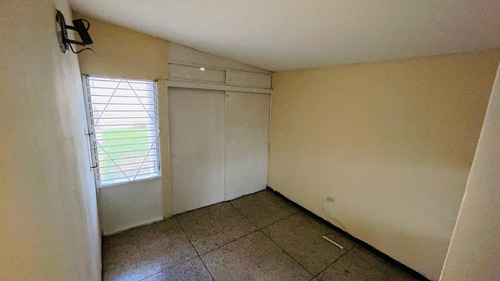 Cesar Bullones Vende Casa Ampliada En Urb. Chucho Briceño, Cabudare, Lara 25-5307 - Imagen 3
