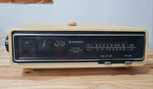 Radio Reloj Sanyo Antiguo Retro Vintage Detalle 