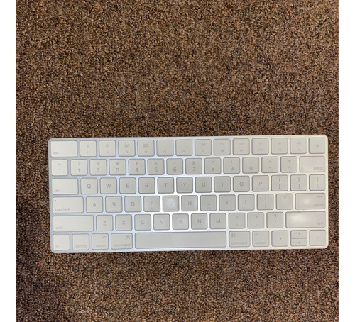 Teclado Bluetooth Apple Color Plata Y Blanco