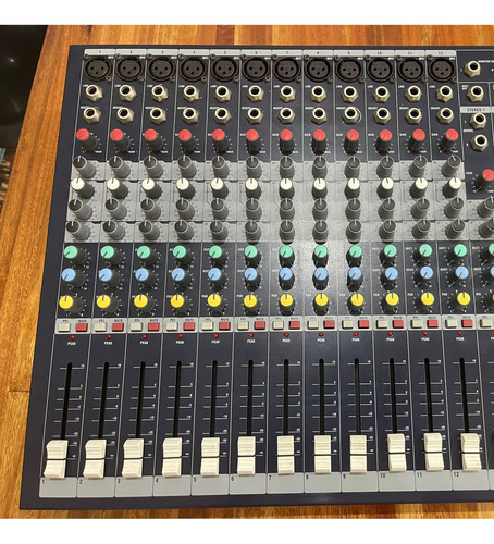 Consola Soundcraft Epm12