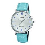 Reloj De Pulsera Casio Dress Ltp-vt01 De Cuerpo Color Plateado, Analógico, Para Mujer, Fondo Plateado, Con Correa De Cuero Color Celeste, Agujas Color Plateado, Dial Azul, Bisel Color Plateado Y Hebil