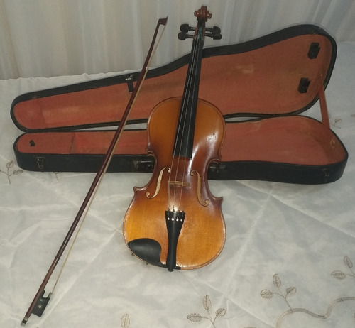 Violino Antigo Em Média Com Mais De 100 Anos. 