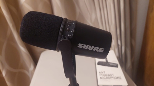  Micrófono Shure Mv7 Podcast + Base De Escritorio Gator F...