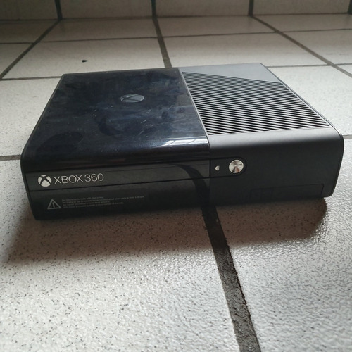 Microsoft Xbox 360 E 4gb Color  Negro Incluye 1 Juego