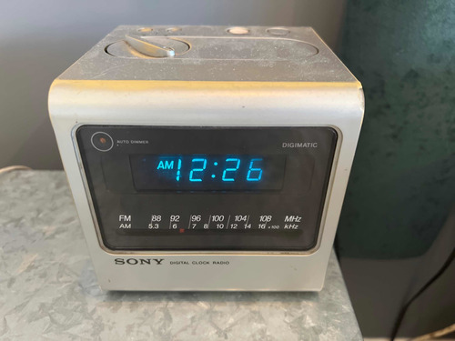 Radio Reloj Vintage Sony Icf C-11 W Año 1980