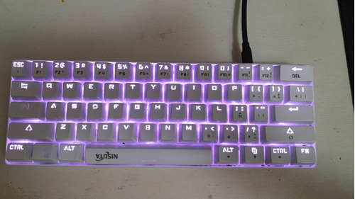 Teclado Nisuta 60% Blanco Switch Brown