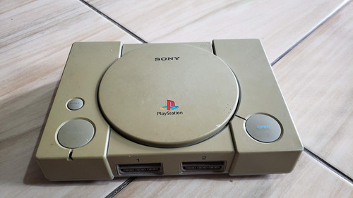 Playstation 1 Fat Só O Aparelho Sem Nada. Ta Com Leitor Ruim, Não Leu Os Jogos. 788. H1