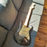 Guitarra Squier Stratocaster Standard Black