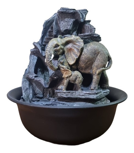 Fuente De Agua Figura Elefante. Prosperidad Y Energía