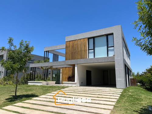 Casa De Diseño En Venta En Ceibos Puertos Con Galeria Y Pileta - Imagen 4