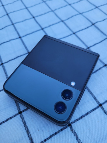 Celular Samsung Zflip3 Color Negro Resistente Al Agua