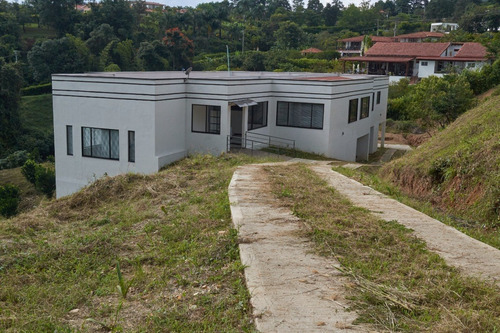 Hermosa Casa Campestre En Condominio En La Mesa, Cundinamarca.